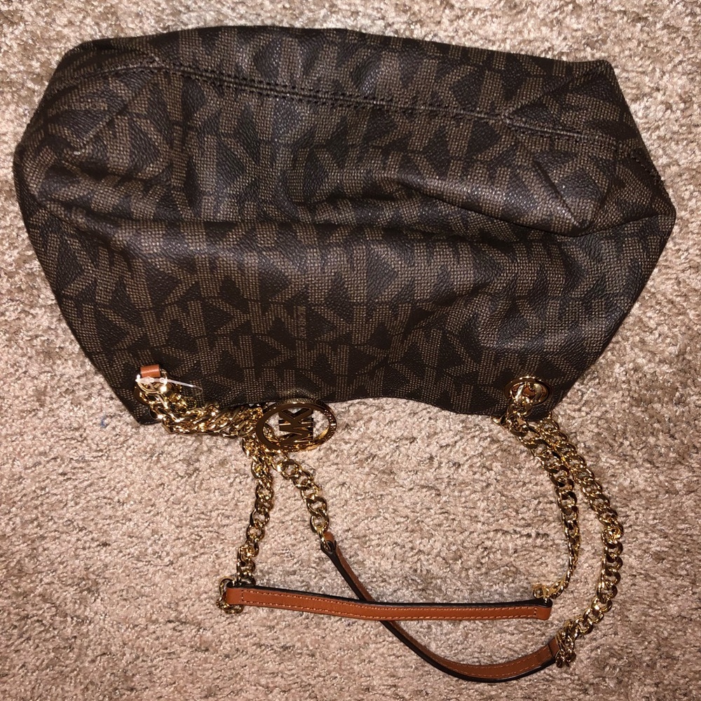 BRAND NEW NEVER CARRIED MICHAEL KORS PURSE!!!